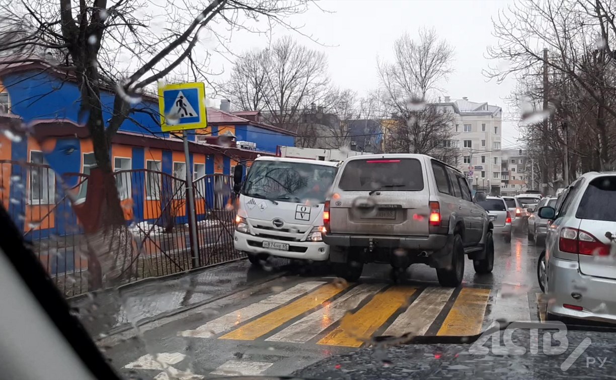 Мусоровоз в Южно-Сахалинске проехал по тротуару вдоль забора детского сада