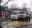 Мусоровоз в Южно-Сахалинске проехал по тротуару вдоль забора детского сада