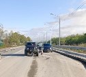 Два внедорожника жёстко столкнулись в Южно-Сахалинске — поиск очевидцев 