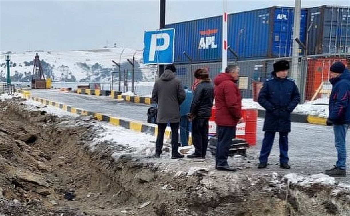 Прокурор Южно-Курильского района выехал на место разлива топлива на Шикотане
