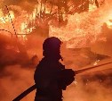 В Охе пожарные шесть часов тушили горящий дом