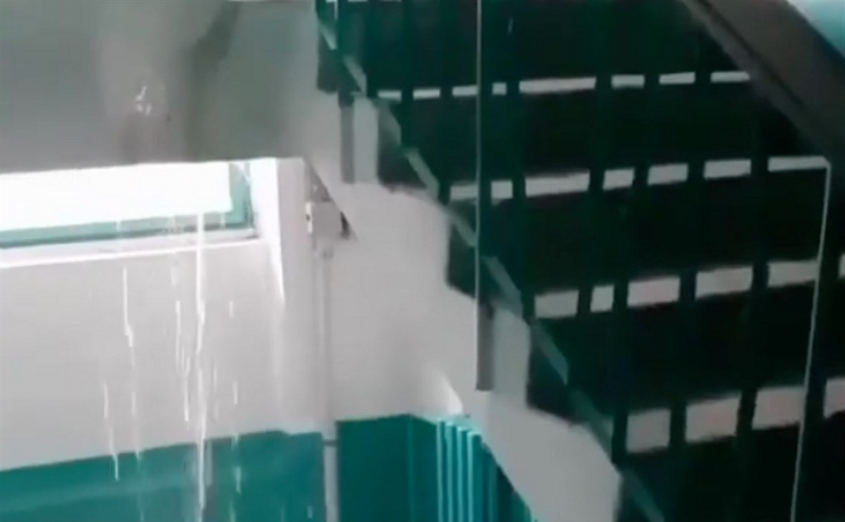 "Тёпленькая пошла": грандиозный потоп произошел в многоэтажке в Холмске