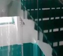"Тёпленькая пошла": грандиозный потоп произошел в многоэтажке в Холмске