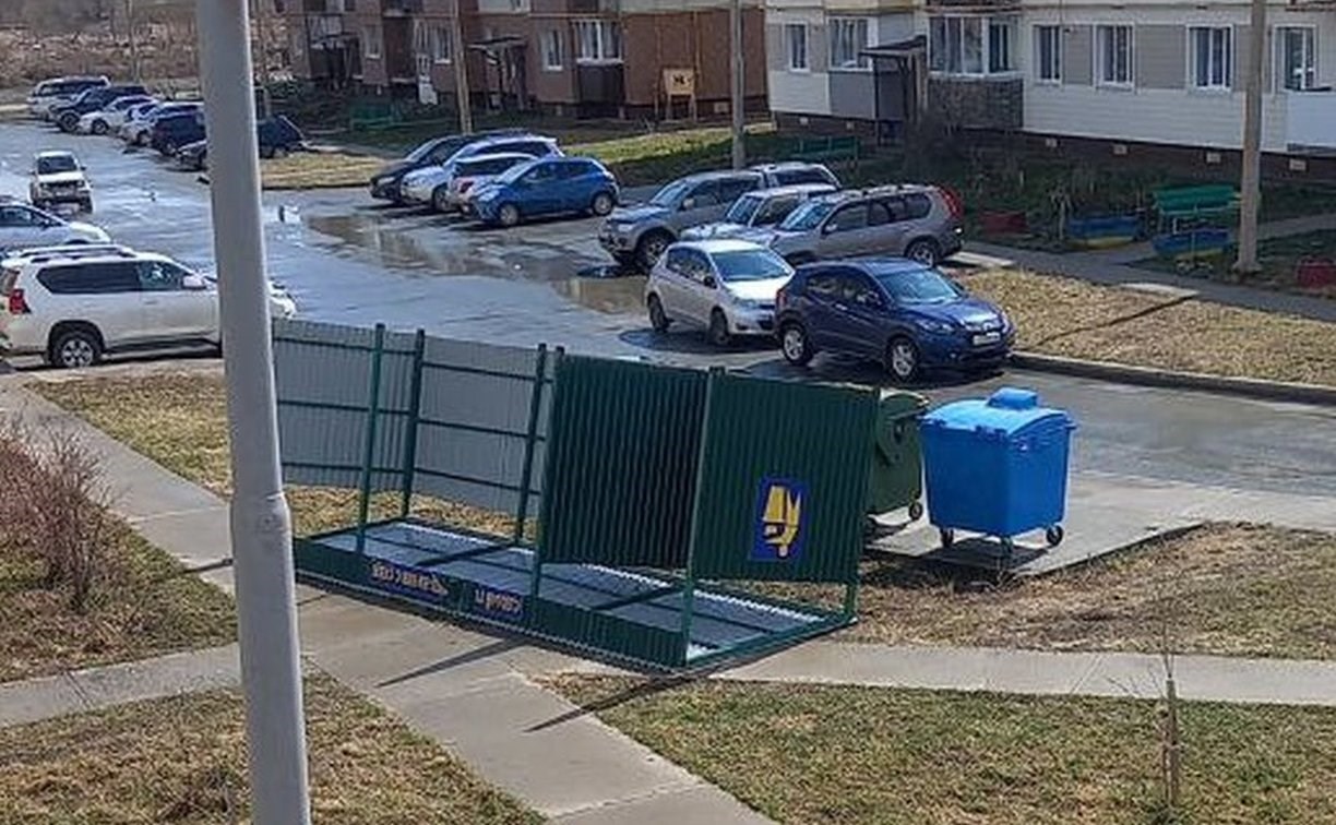 "Халтурно было сделано": в Новотроицком бешеный ветер сдул мусорные контейнеры