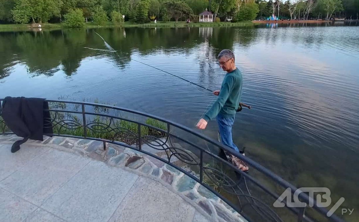 Виртуоз с удочкой собирает зрителей у озера в городском парке Южно-Сахалинска