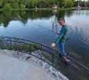 Виртуоз с удочкой собирает зрителей у озера в городском парке Южно-Сахалинска