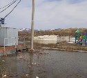 Талые воды заливают детскую площадку около подстанции в Новотроицком