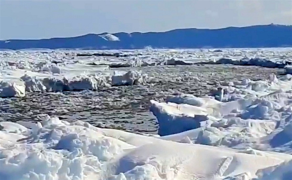 Между Охотским и Свободным лопнул лёд 