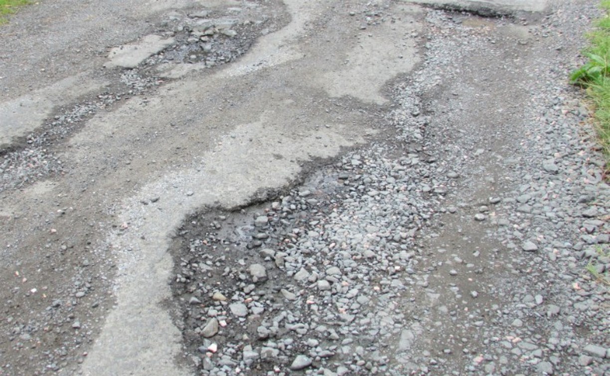 Технологию холодного ресайклинга используют при ремонте дороги на юге Сахалина