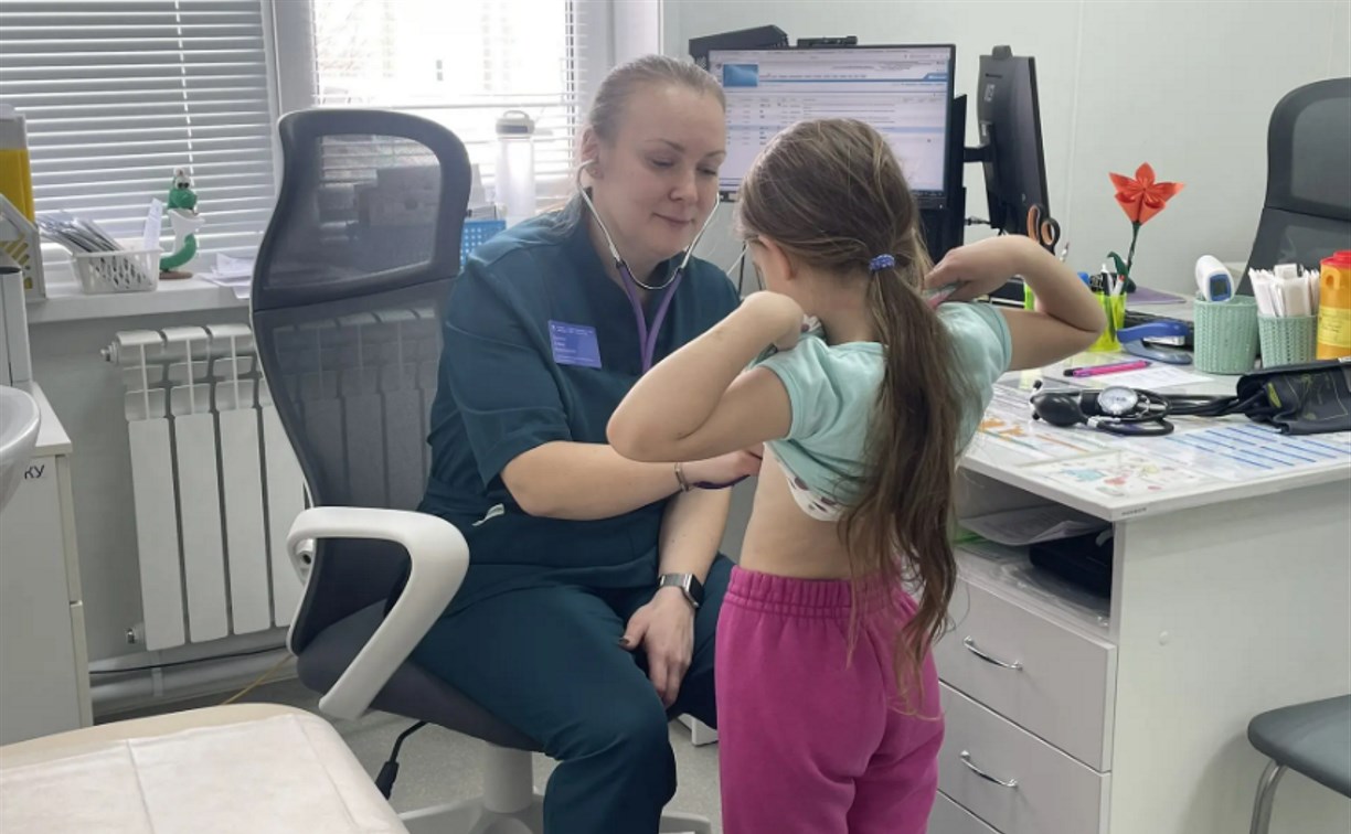 Четыре островных медработника получили благодарность от Леонида Рошаля