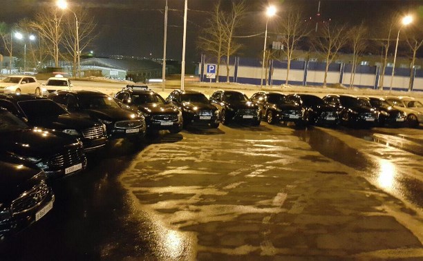 Владельцы дорогих автомобилей устроили флешмоб против плохих дорог Владельцы дорогих автомобилей устроили флешмоб против плохих дорог