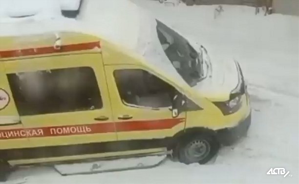 Машина скорой помощи застряла в снегу в Холмске