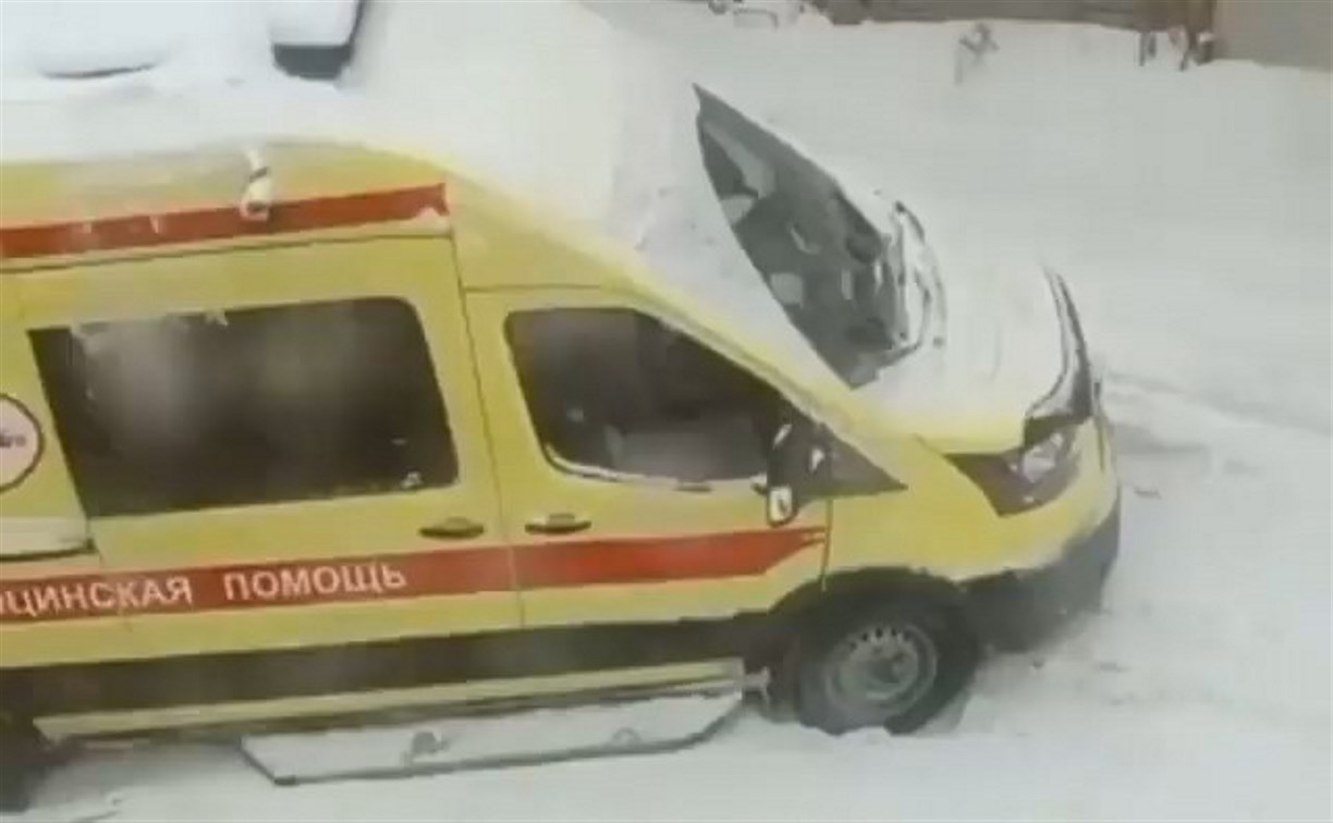 Машина скорой помощи застряла в снегу в Холмске 