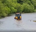 Порыбачить или помыться?: на Сахалине трактор колесил по нерестовой реке
