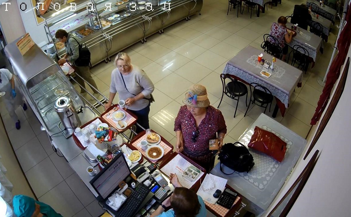 Женщину в шляпе подозревают в краже в столовой в Южно-Сахалинске