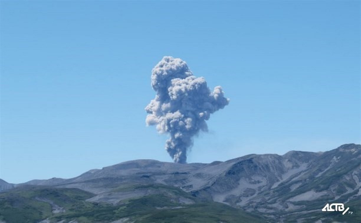 Вулкан Эбеко выбросил пепел на 3 километра вверх