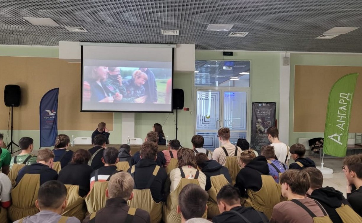 Ветераны СВО рассказали сахалинским школьникам, что на самом деле происходит "за ленточкой" 