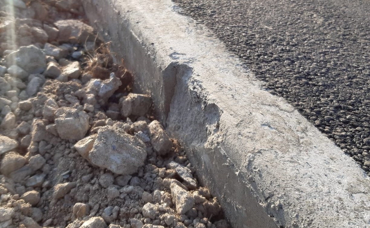 Строители повредили бордюры недоделанной велодорожки в Южно-Сахалинске
