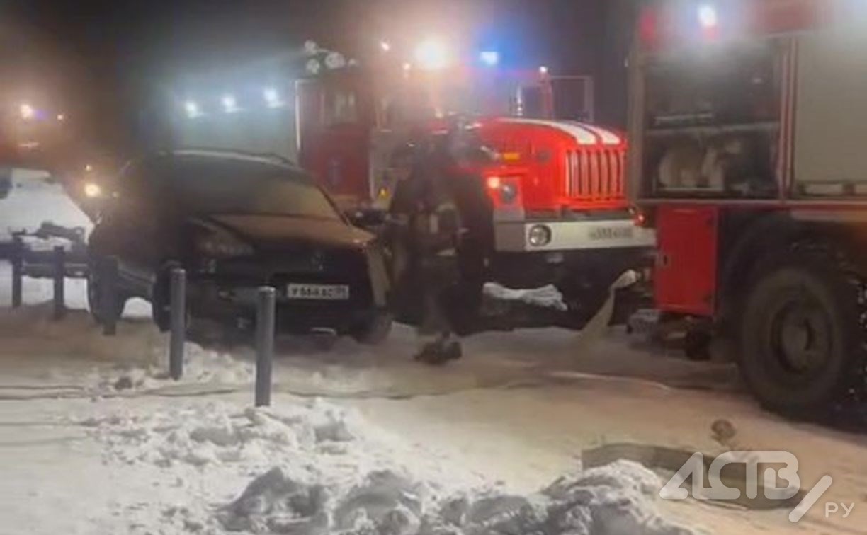 Южносахалинцы в мороз выбежали на улицу во время пожара в высотке "Уюна"