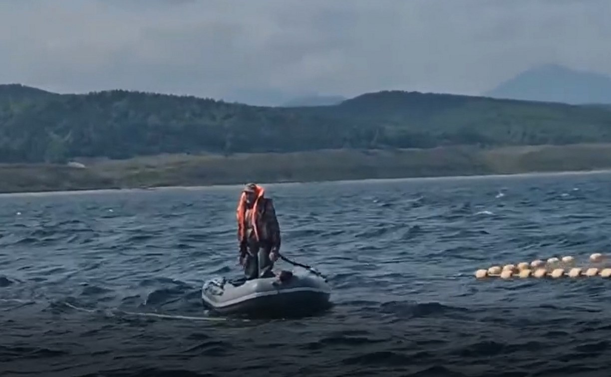 На Сахалине спасли рыбака, которого уносило в море на лодке 