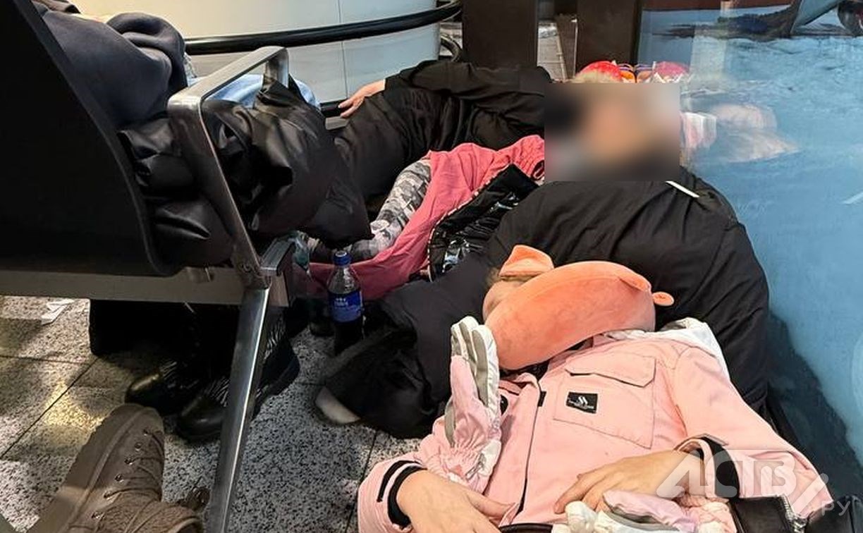 "Дети спят на полу": пассажиры задержанного рейса Москва - Южно-Сахалинск показали обстановку в Шереметьево