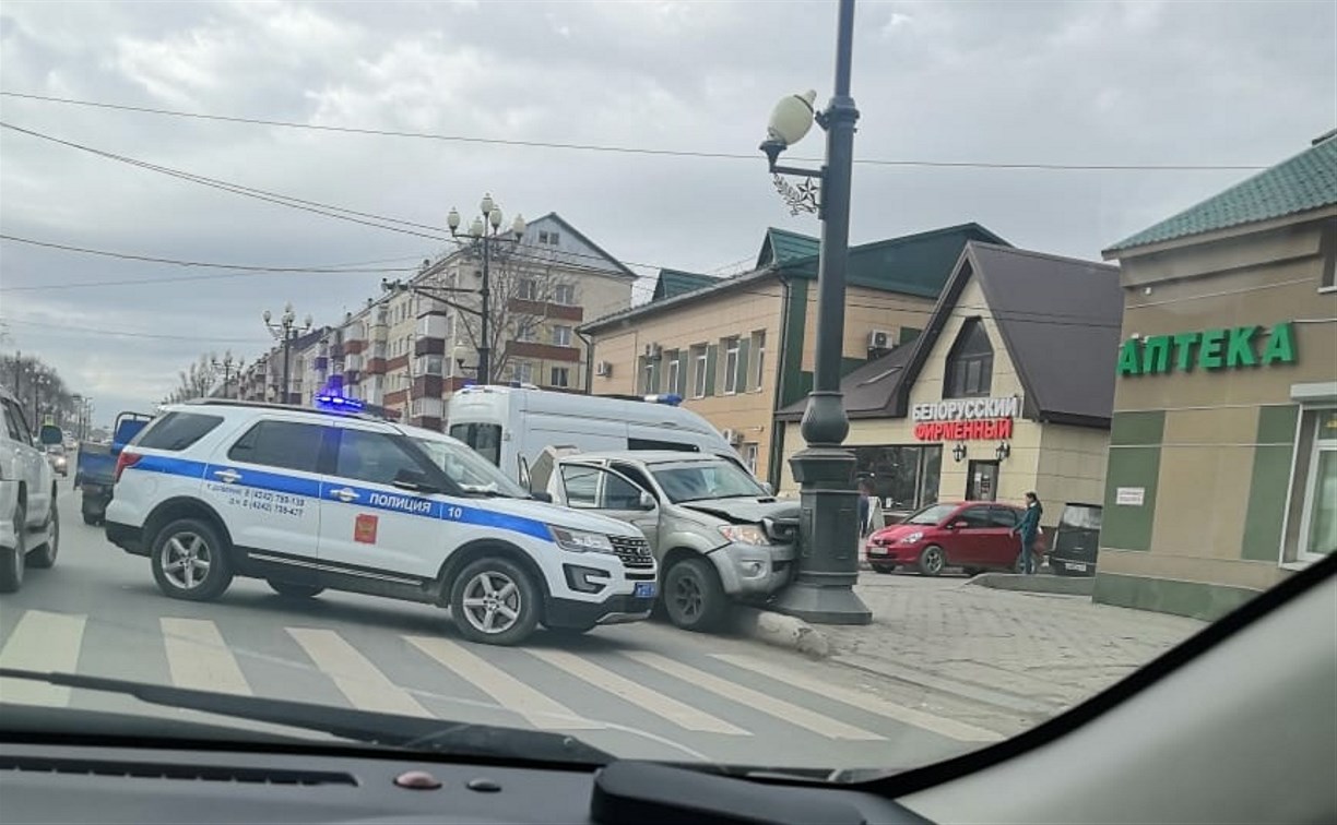 Внедорожник врезался в уличный фонарь в Южно-Сахалинске