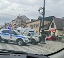 Внедорожник врезался в уличный фонарь в Южно-Сахалинске