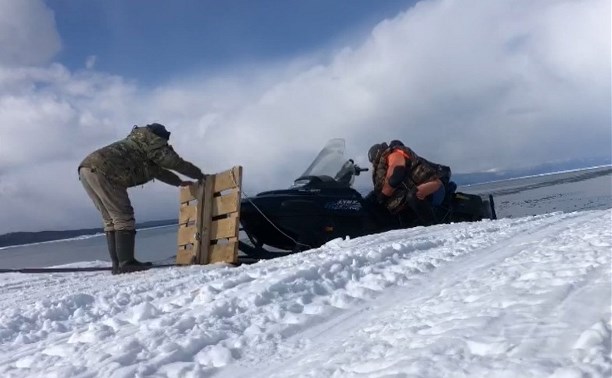 Соцсети: сахалинские рыбаки делятся кадрами спасения "буранов" с оторванной льдины