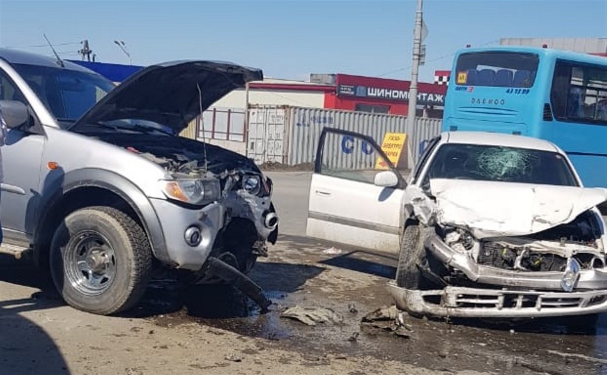 При столкновении двух иномарок в Южно-Сахалинске пострадал пассажир одной из них