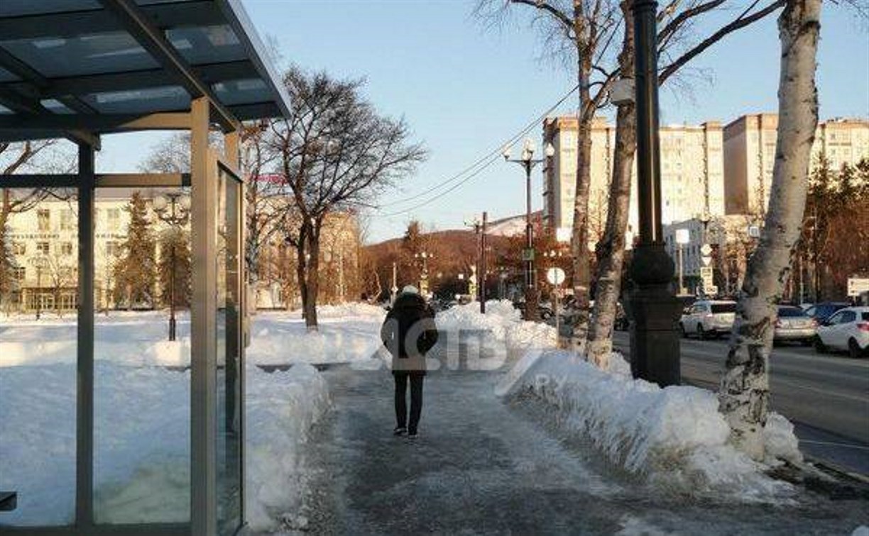 "Хоть бинокль бери": в Южно-Сахалинске остановка переехала, а табло с собой не захватила