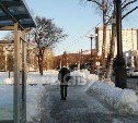 "Хоть бинокль бери": в Южно-Сахалинске остановка переехала, а табло с собой не захватила