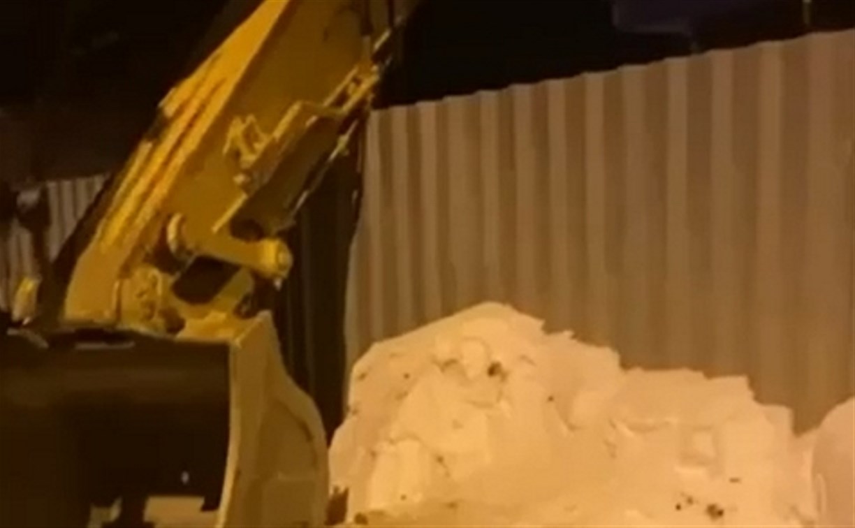 Во время ремонта улицы Авиационной в Южно-Сахалинске ковш экскаватора упал на забор дома