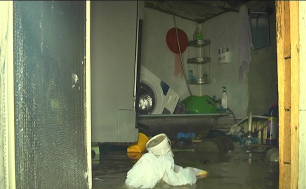 Выше пояса поднялась вода в домах жителей Сокола Долинского района