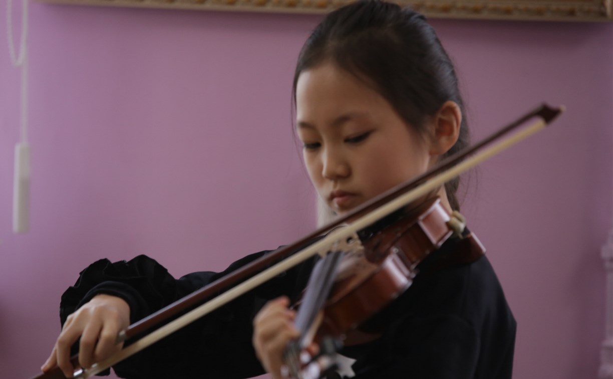Юные сахалинцы знакомятся с тайнами домры и скрипки