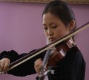 Юные сахалинцы знакомятся с тайнами домры и скрипки