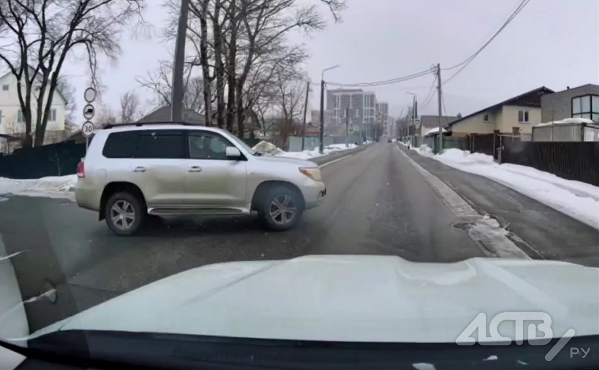 "За секунду до ДТП": внедорожник на скорости вылетел на главную дорогу в Южно-Сахалинске