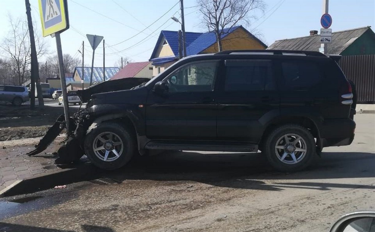 Toyota Land Cruiser Prado врезался в дорожный знак в Южно-Сахалинске -  Новости Сахалинской области. Происшествия - astv.ru