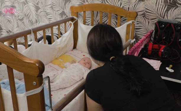 "Цветочков ждать не стоит": юная жительница Долинска на всю страну поделилась опытом раннего материнства