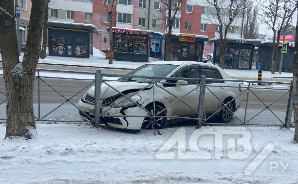 Водитель в Южно-Сахалинске разбил авто перед зданием полиции