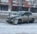 Водитель в Южно-Сахалинске разбил авто перед зданием полиции