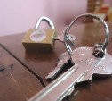 Сахалинка украла из сейфа сожителя матери 130 тысяч рублей, которые он копил на отпуск