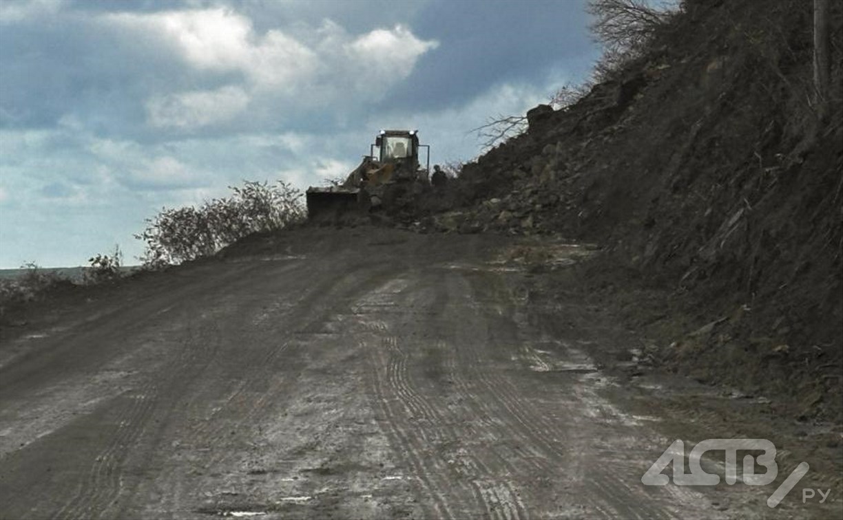 Оползень сошел на дороге Невельск - Холмск, присыпав погрузчик  Оползень сошел на дороге Невельск - Холмск, присыпав погрузчик