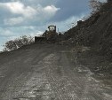 Оползень сошел на дороге Невельск - Холмск, присыпав погрузчик
