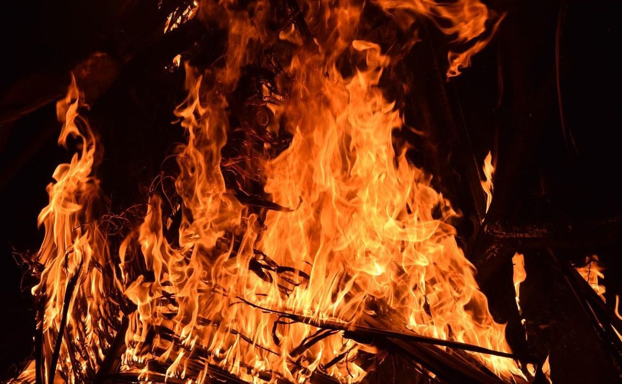 Несколько гаражей сгорели в результате пожаров в Поронайске