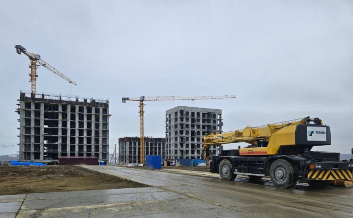 В первых домах ЖК "Сердце Сахалина" завершают монолитные работы 