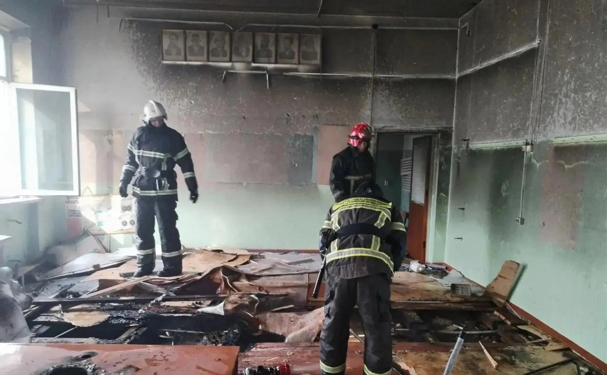 Пламя заметили в бывшей школе в Смирных - подробности пожара на улице Маяковского