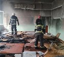 Пламя заметили в бывшей школе в Смирных - подробности пожара на улице Маяковского