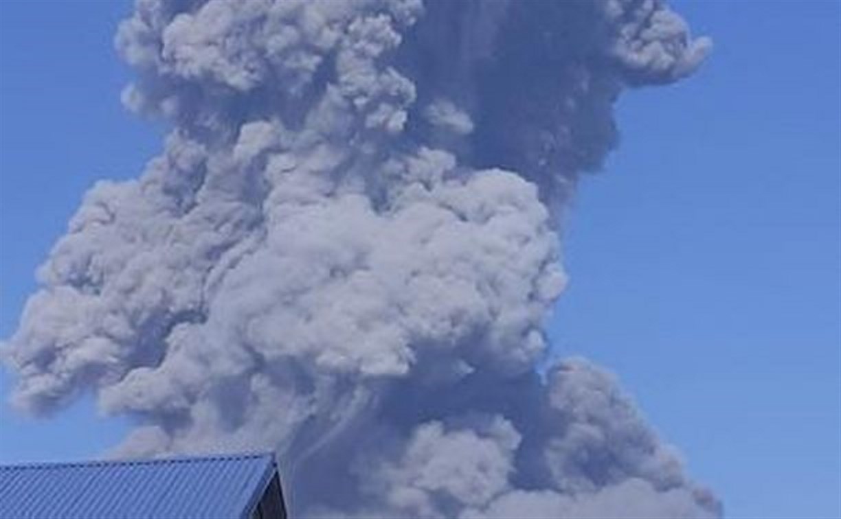 "Звук, будто снаряд бахнул": на Северных Курилах вулкан Эбеко выбросил мощный столб пепла