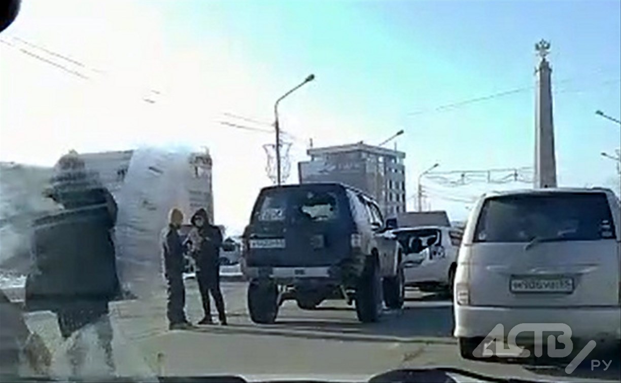 "Трактор помял ребят": в Южно-Сахалинске спецтехника собрала паровозик из трёх автомобилей