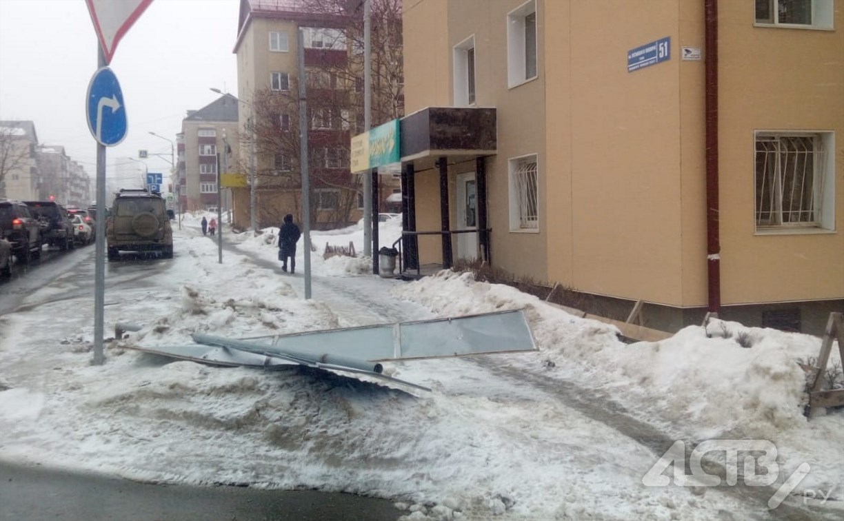 Дорожный указатель свалился на землю в Южно-Сахалинске